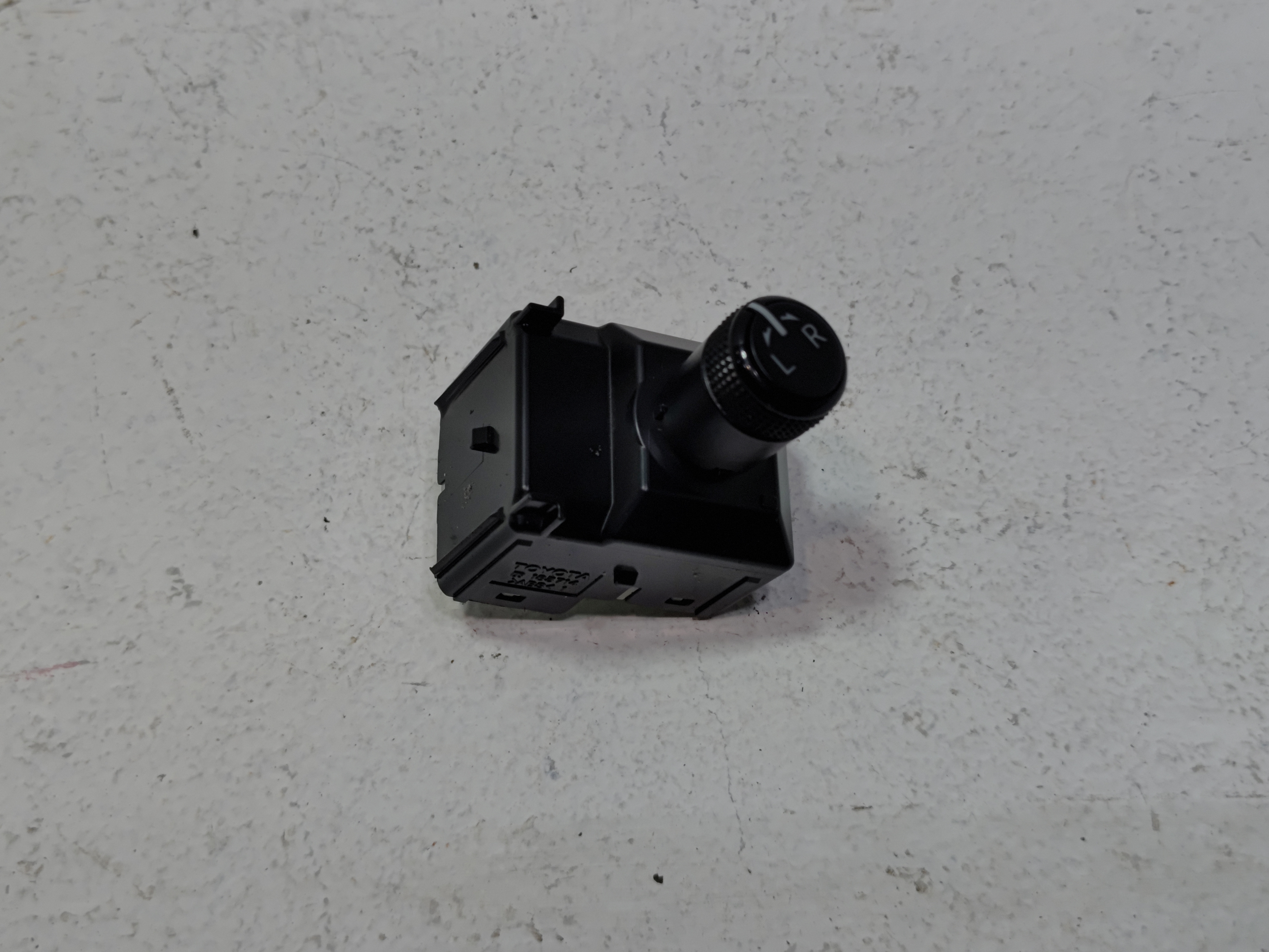 2018-2019 TOYOTA CAMRY FRONT DRIVER SIDE DOOR OUTER MIRROR CONTROL SWITCH OEM