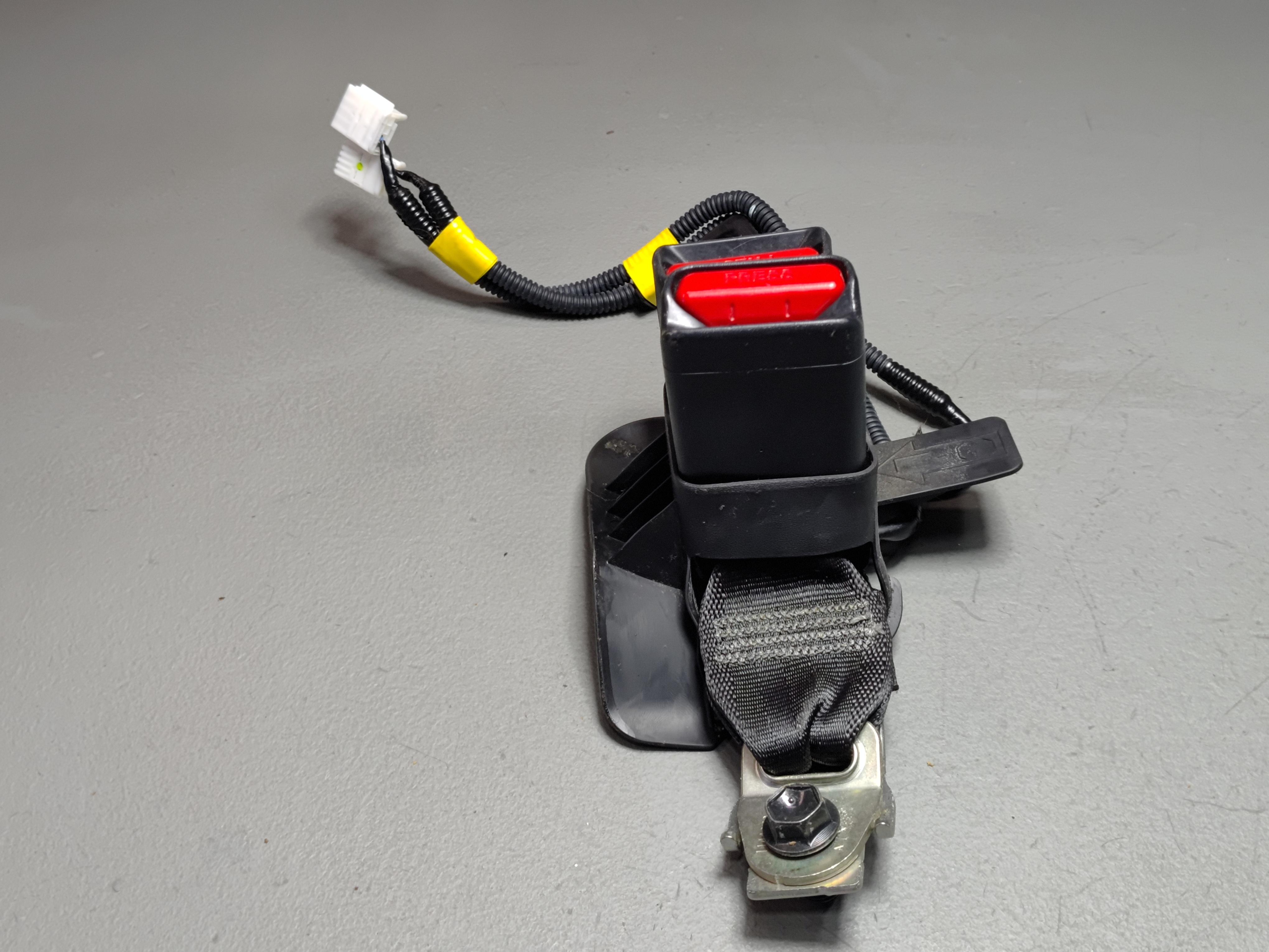 2018 TOYOTA CAMRY REAR DRIVER & CENTER SIDE SEATBELT SEAT BELT BUCKLE OEM