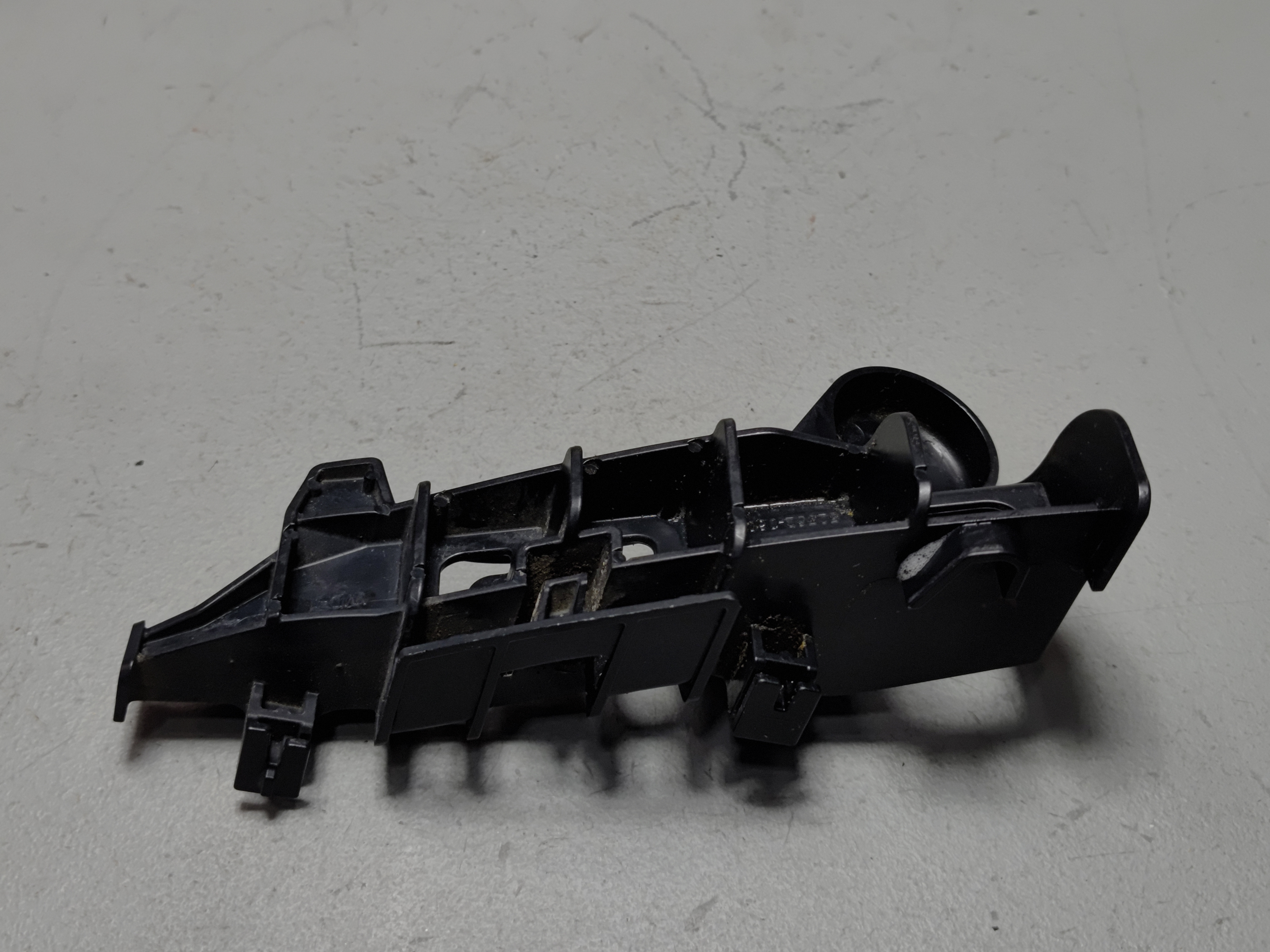 2018-2024 TOYOTA CAMRY REAR BUMPER PASSENGER SIDE TAILLIGHT LAMP BRACKET OEM