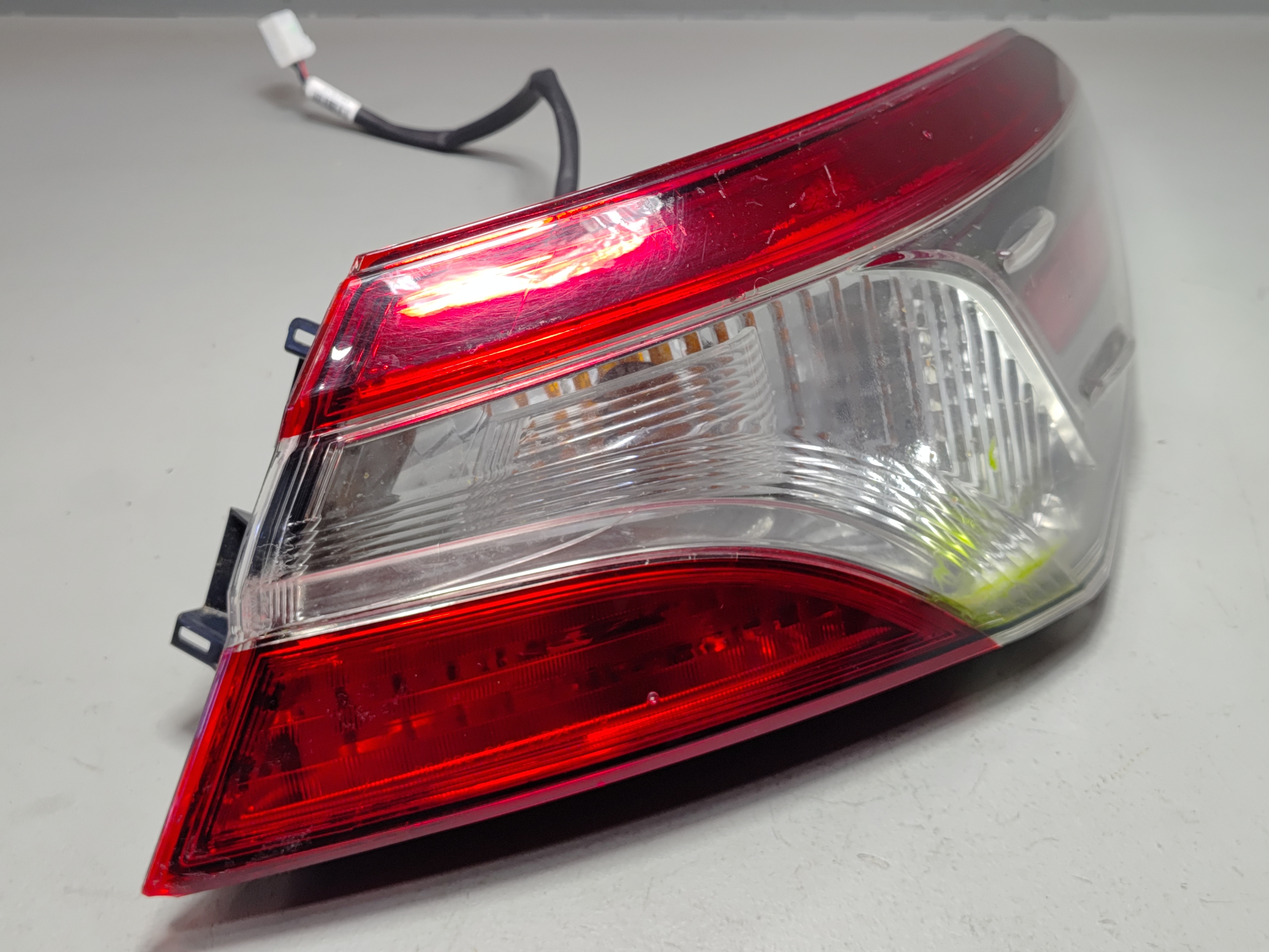 2018-2020 TOYOTA CAMRY REAR RIGHT PASSENGER SIDE OUTER TAILLIGHT LAMP OEM