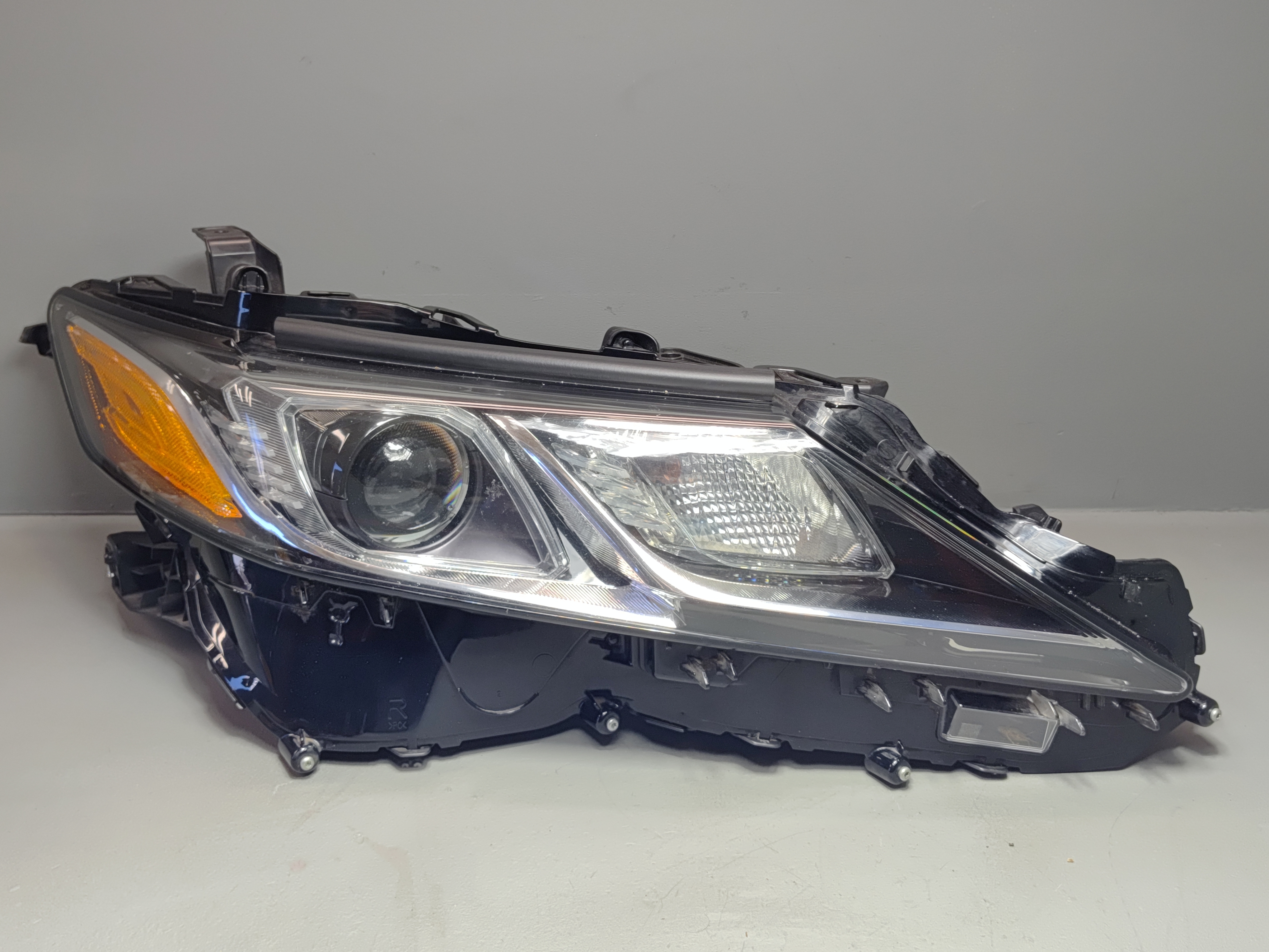 2018 TOYOTA CAMRY RIGHT PASSENGER SIDE HEADLIGHT LAMP LIGHT OEM 1pcs