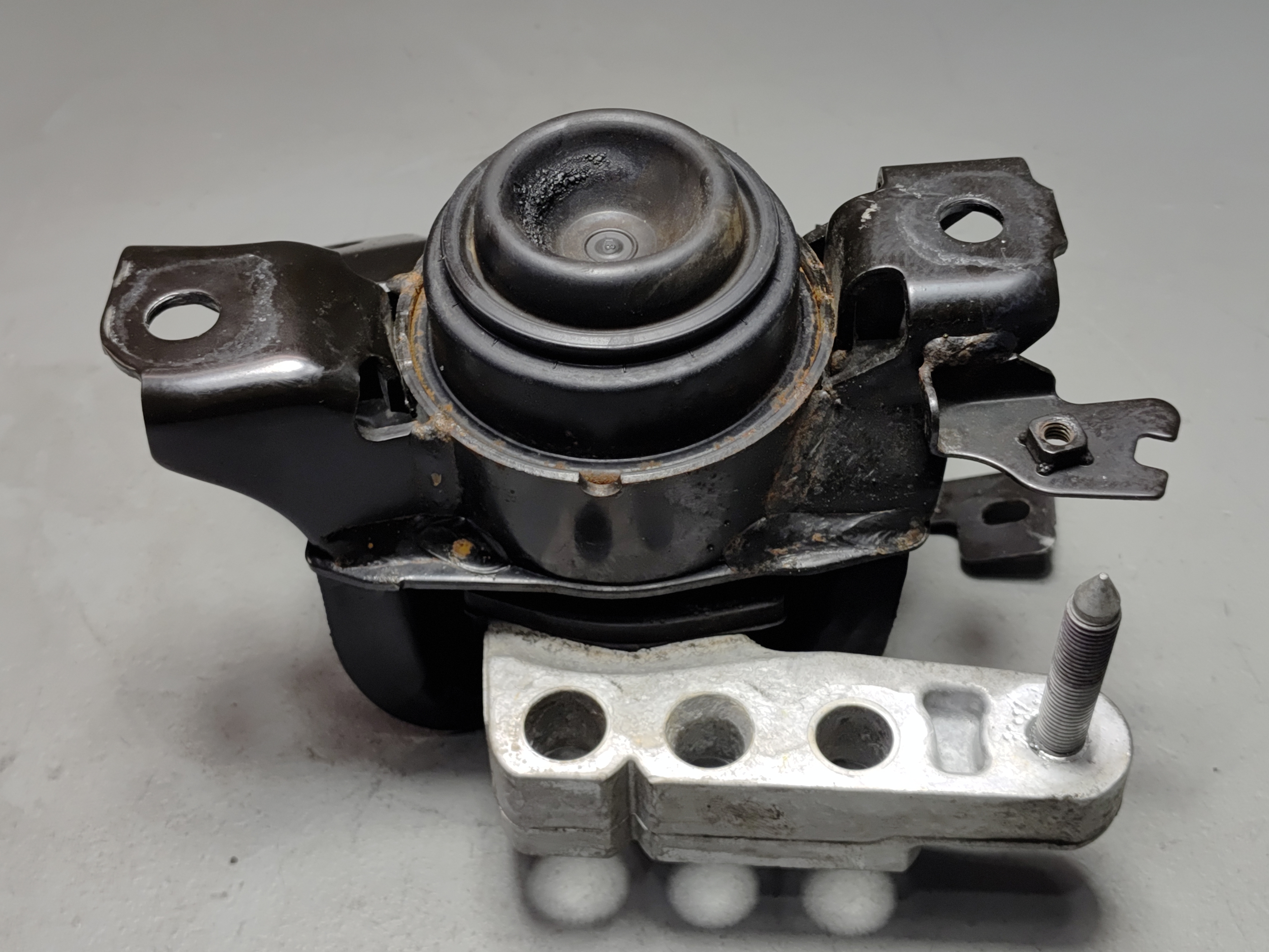 2021 Toyota Avalon 2.5L Engine Passenger Side Support Mount Bracket OEM