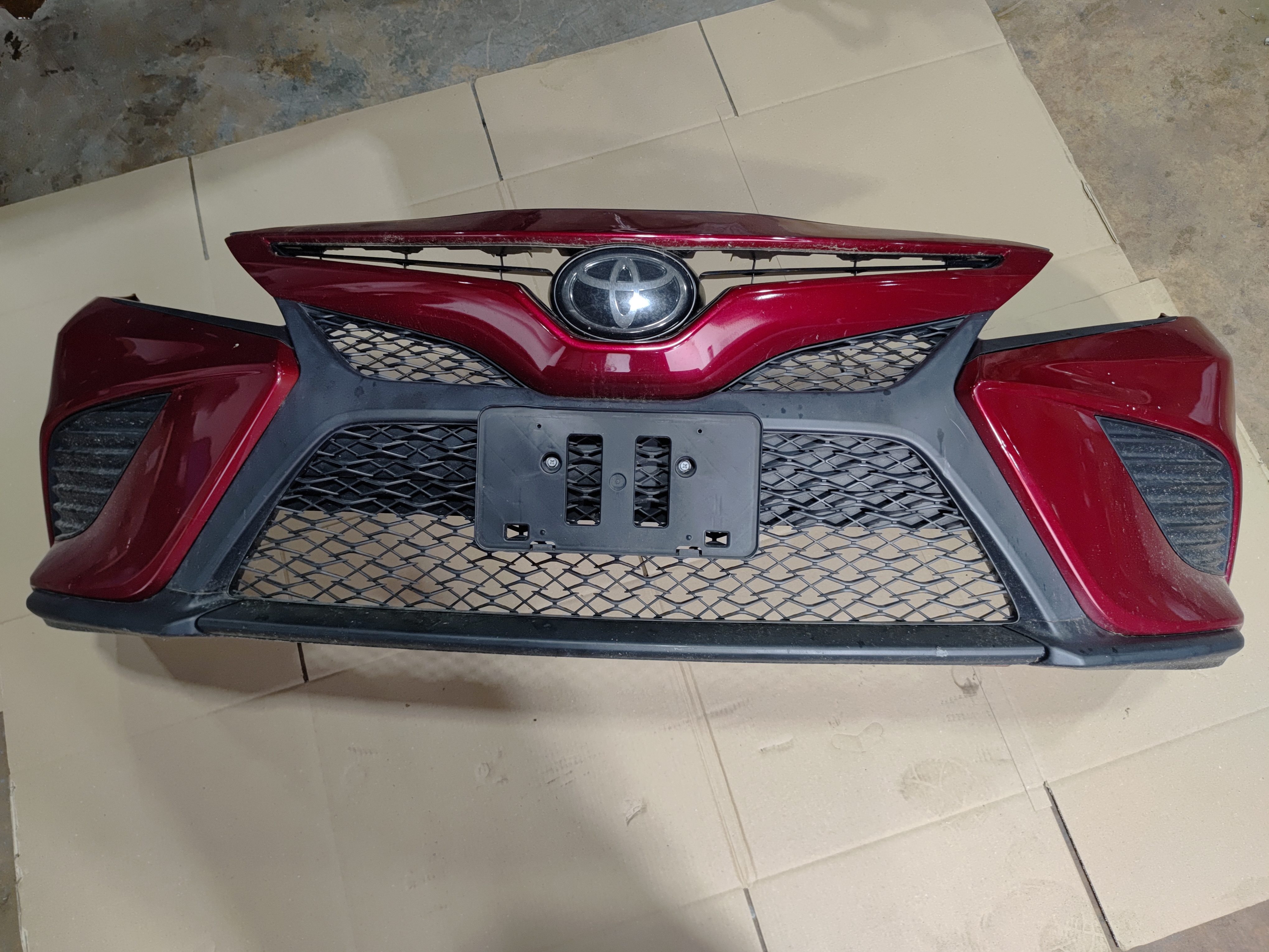 2018-2020 TOYOTA CAMRY SE XSE FRONT BUMPER COVER & GRILLE MOLDING RED *3T3* OEM