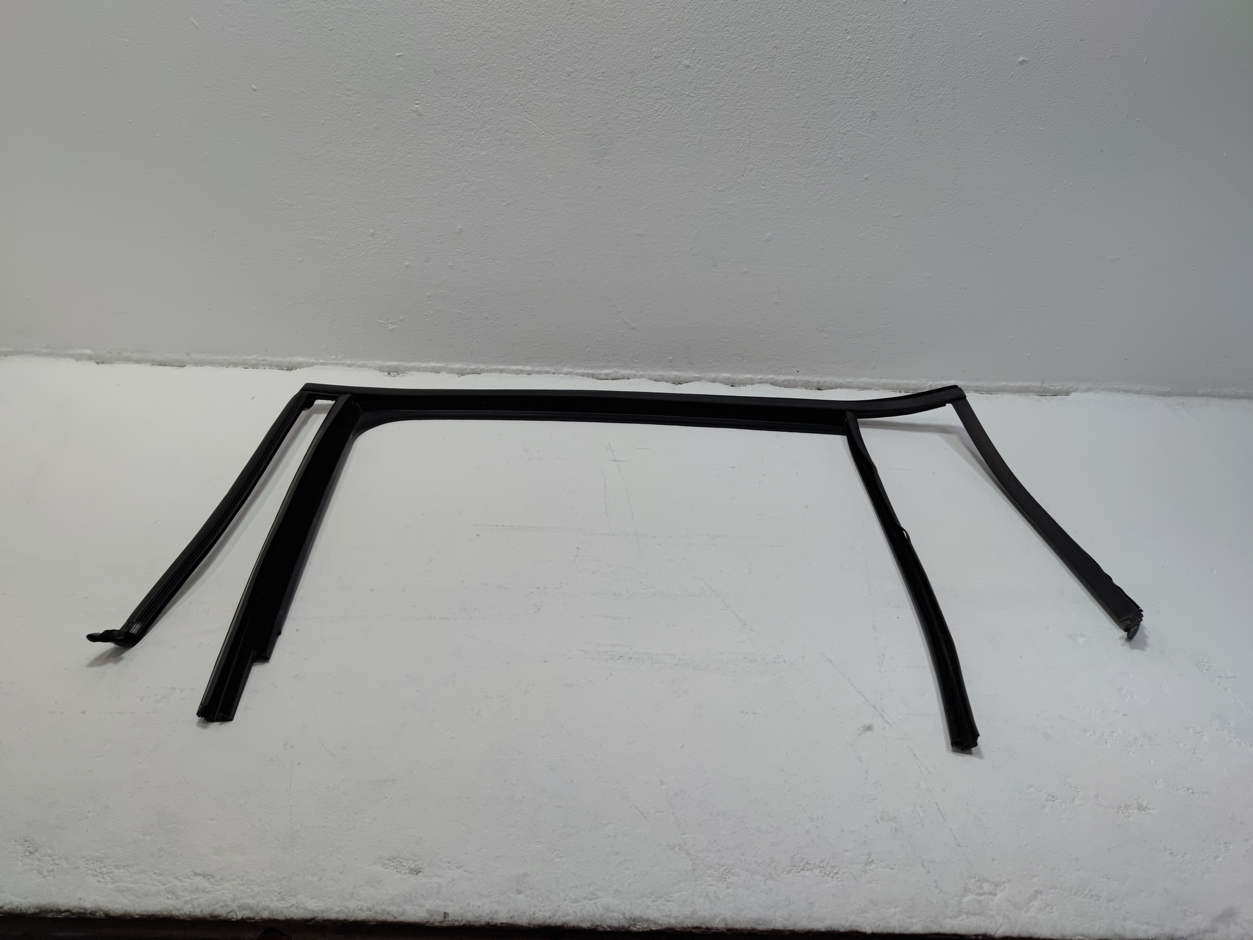 2018-2025 VOLKSWAGEN ATLAS REAR DRIVER DOOR WINDOW GLASS RUN CHANNEL SEAL OEM