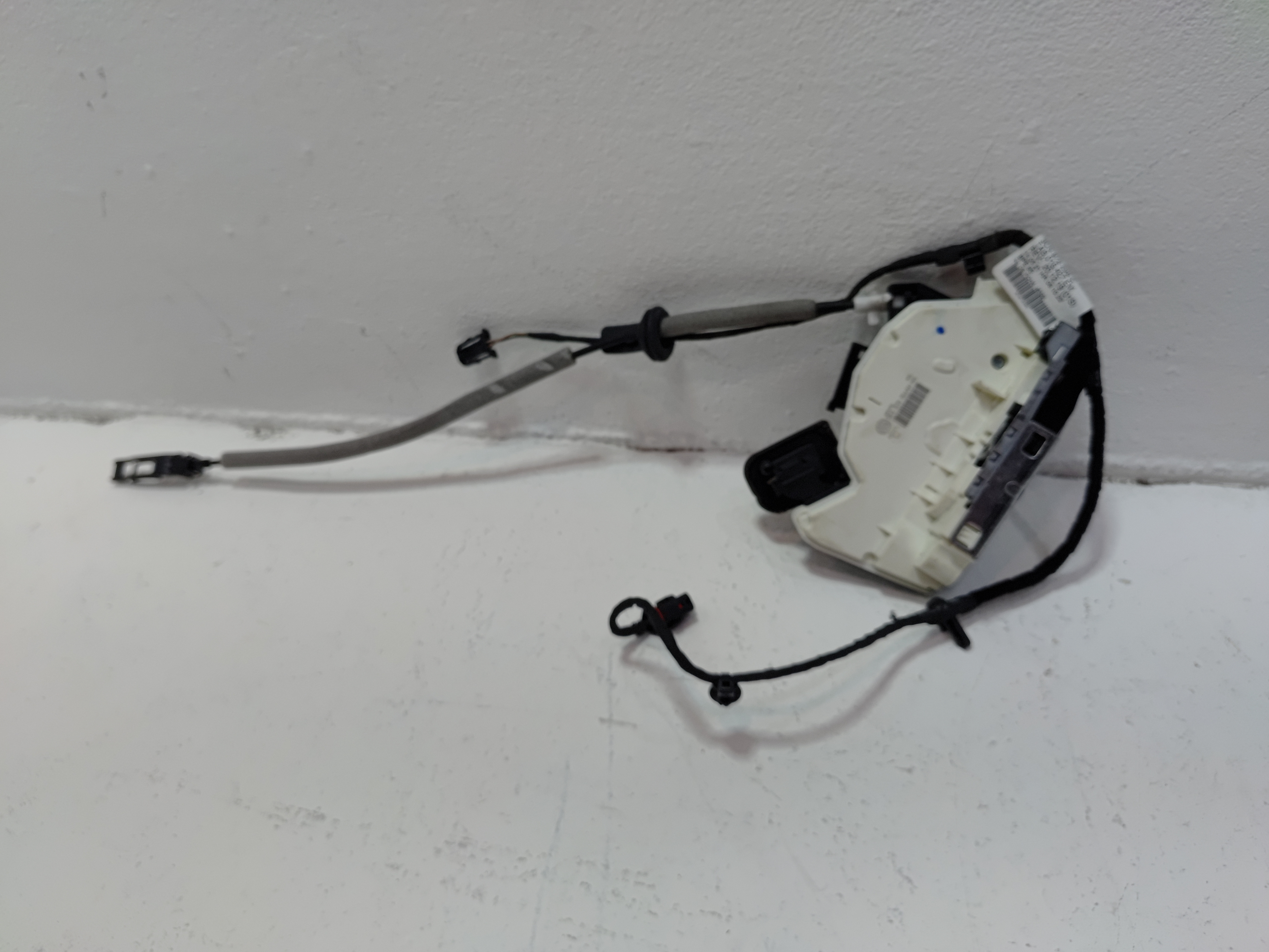 2018-2025 VOLKSWAGEN ATLAS REAR PASSENGER SIDE DOOR LOCK LATCH ACTUATOR OEM