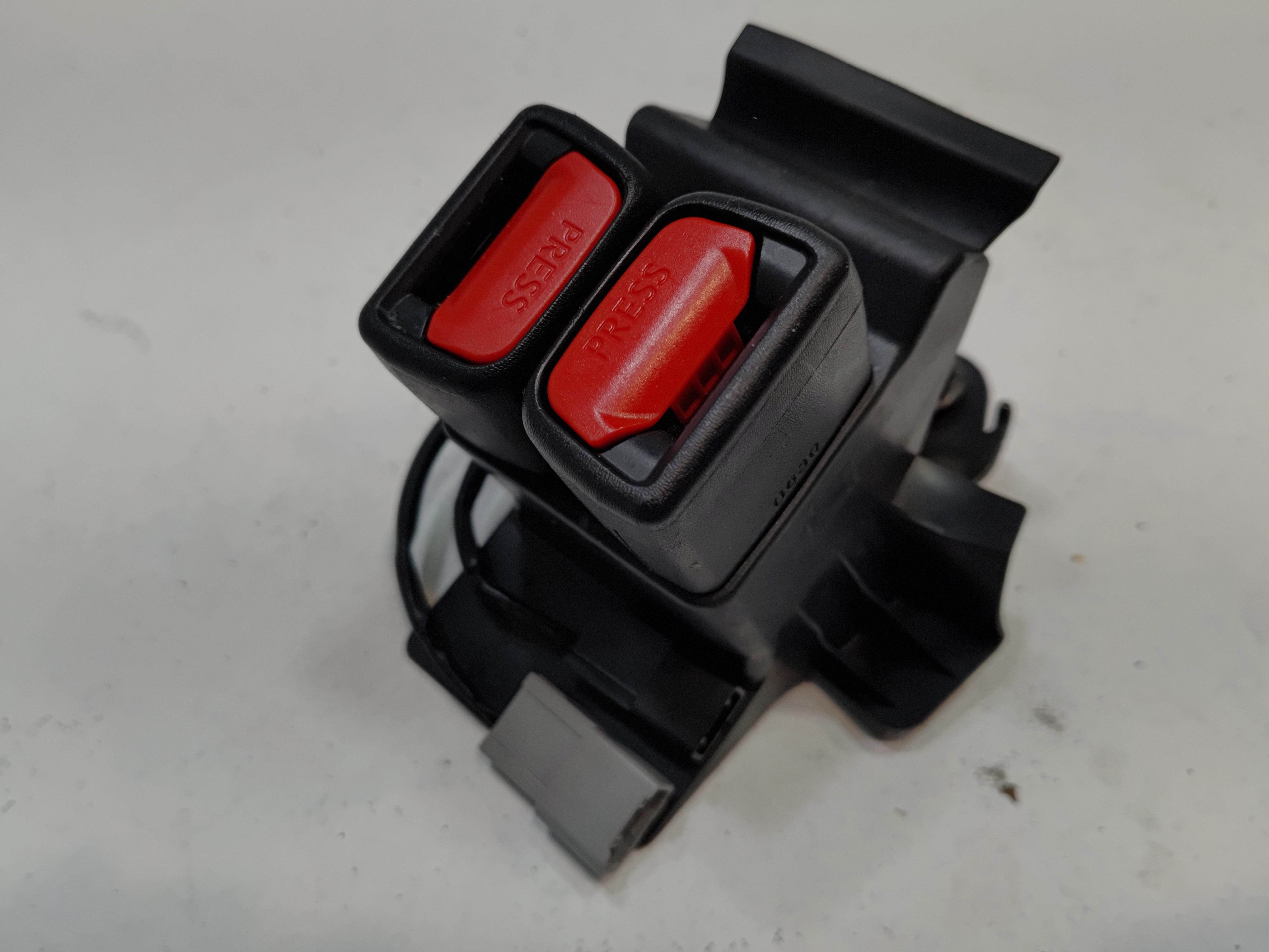 TOYOTA RAV4 REAR LEFT & CENTER SEAT BELT SEATBELT BUCKLE 2019 - 2024 OEM