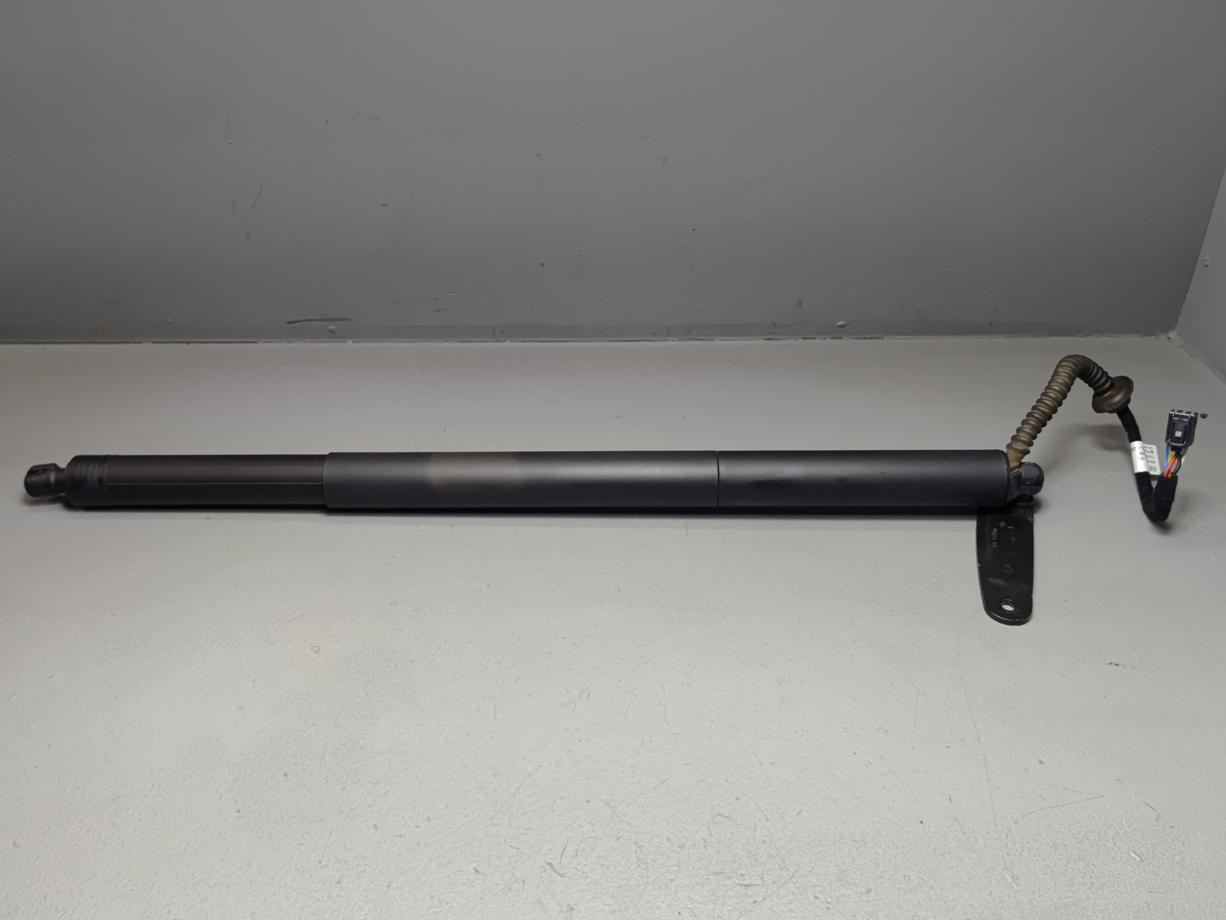 2021-2023 VOLKSWAGEN ATLAS REAR DRIVER SIDE LIFTGATE LIFT SUPPORT MOTOR OEM