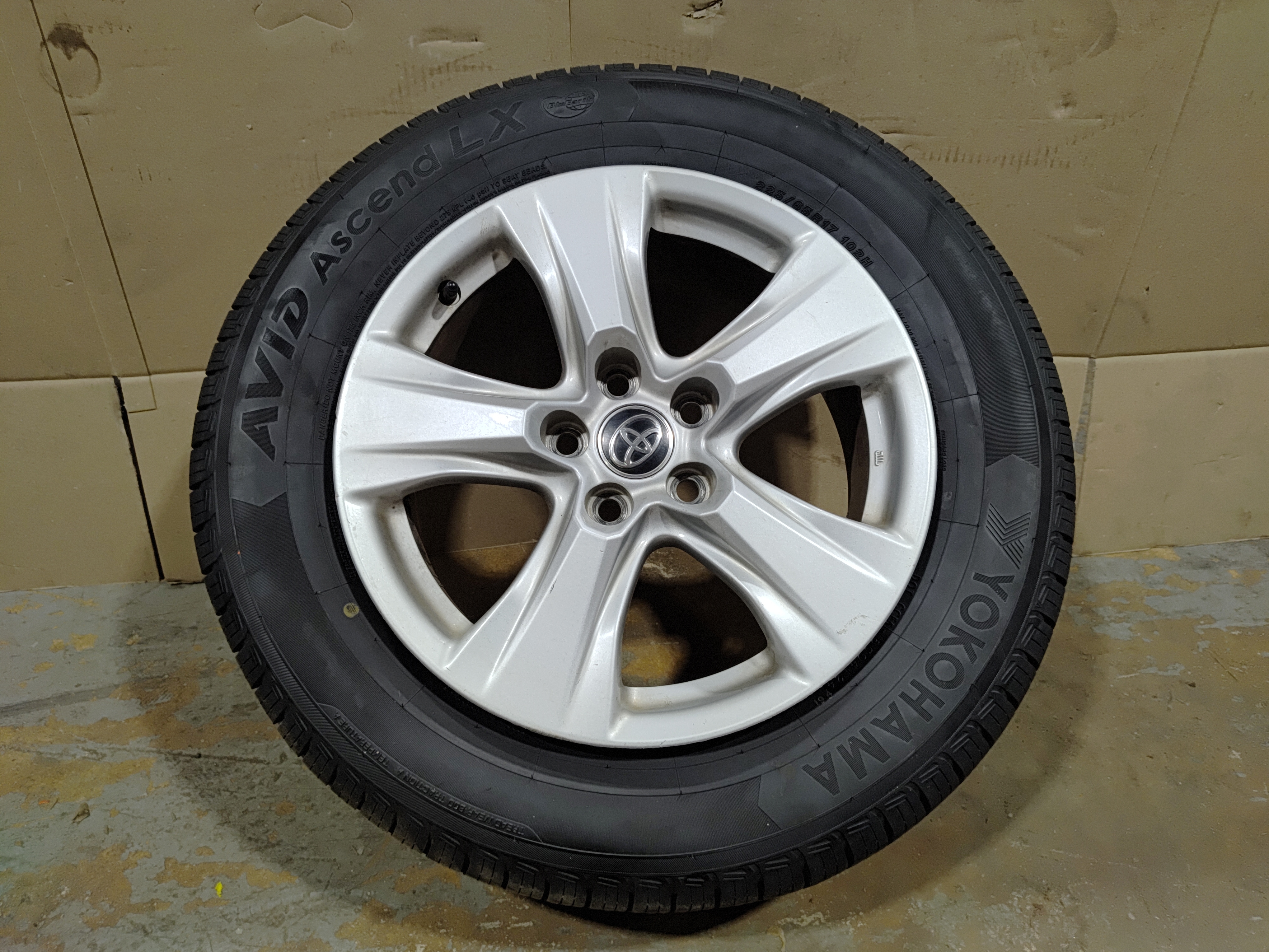 2019-2022 Toyota RAV4 Wheel Rim w/Tire R17 J7 225/65 OEM