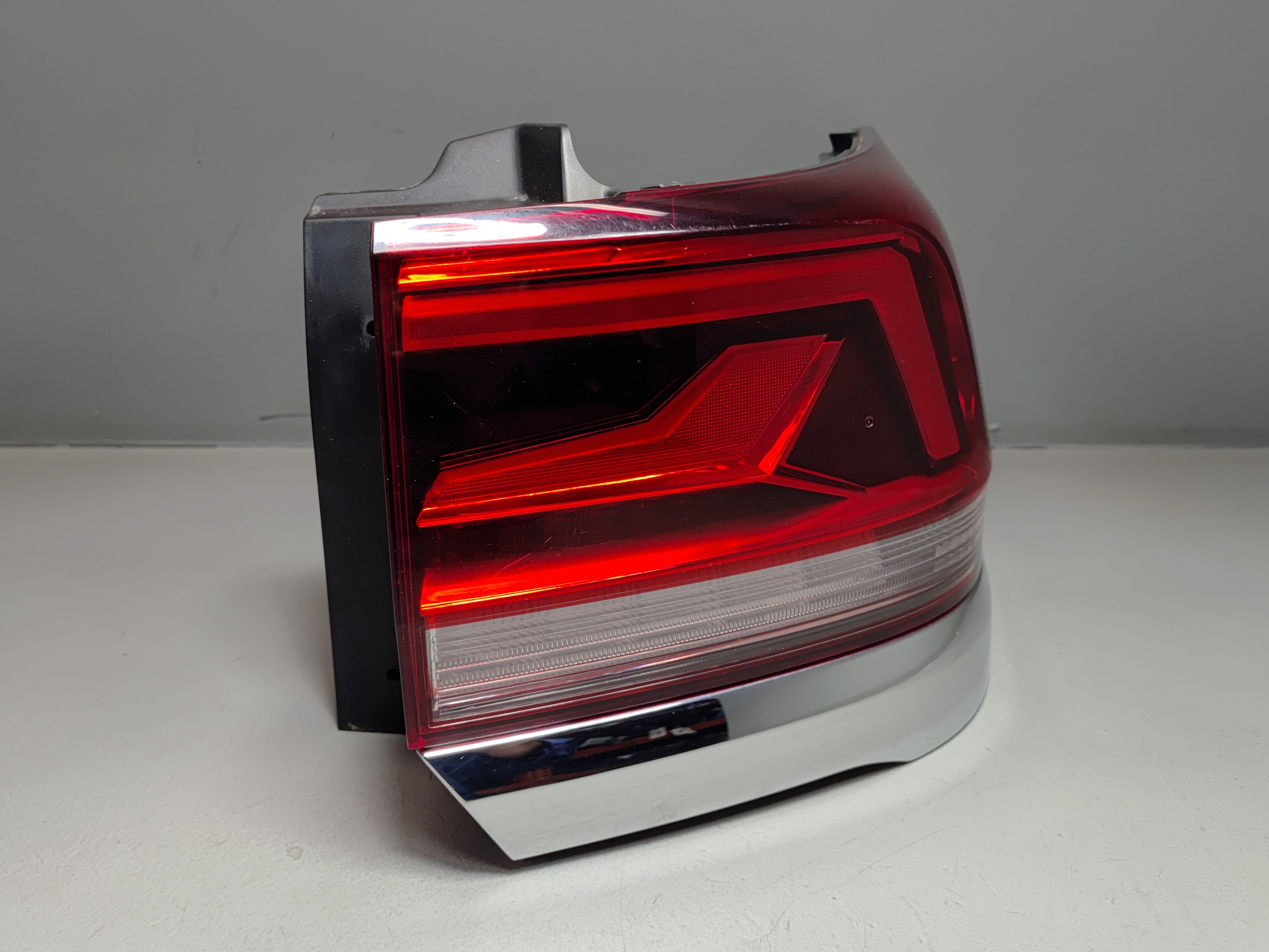 2021-2024 VOLKSWAGEN ATLAS REAR PASSENGER SIDE OUTER TAILLIGHT LED LAMP OEM