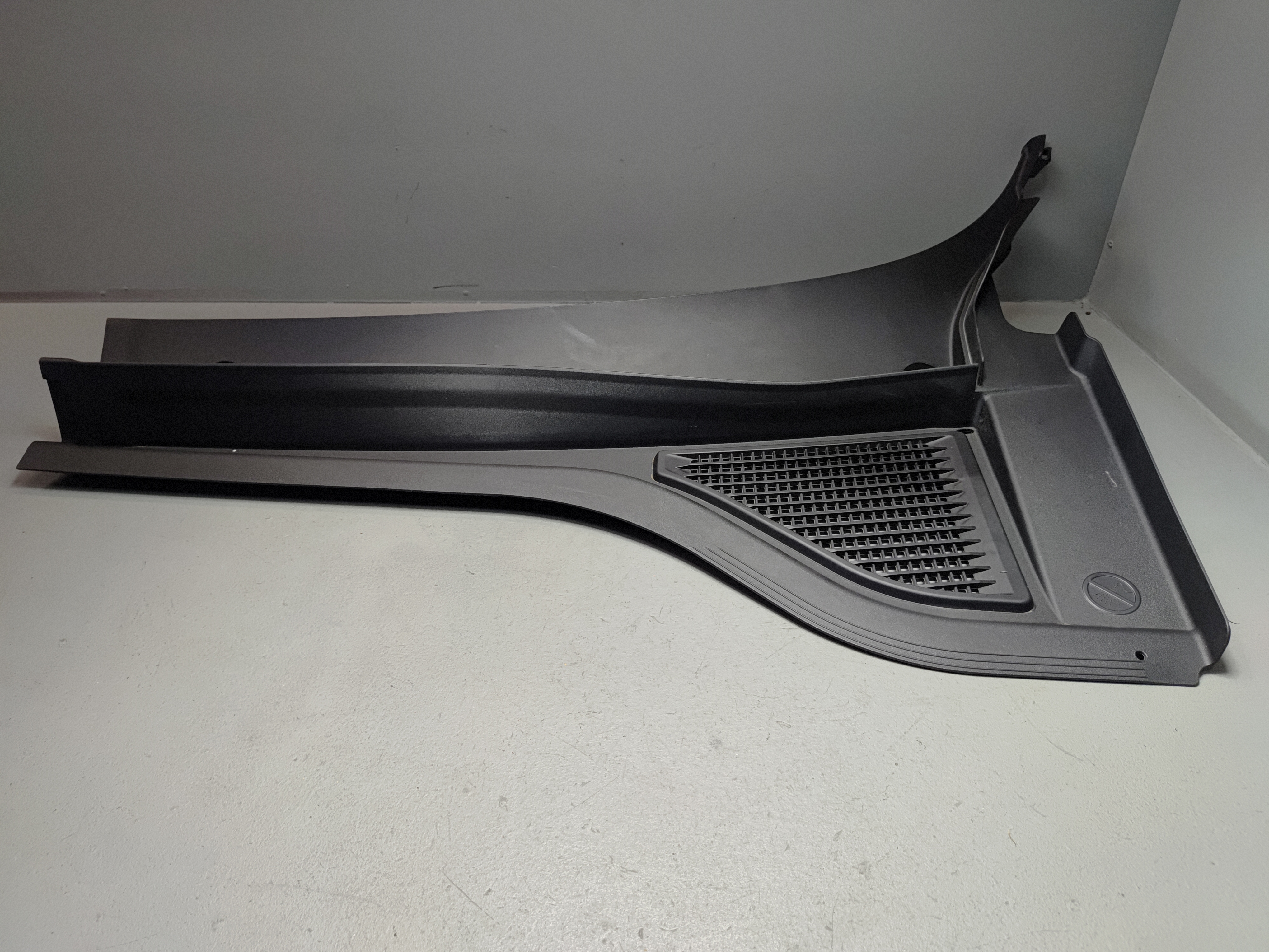 2020-2025 Volkswagen Atlas Front Left Driver Side Cowl Grille Cover OEM