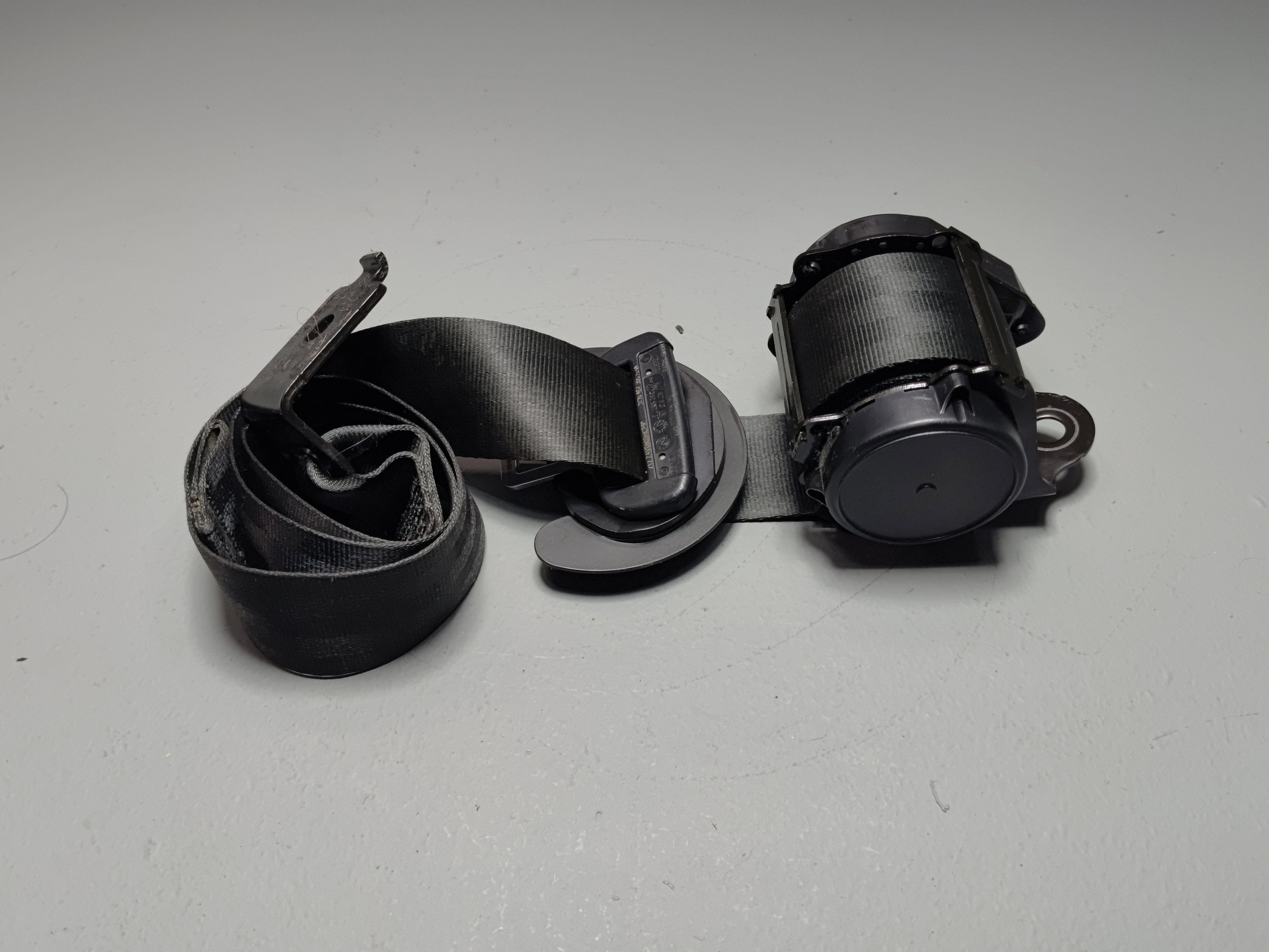 2018-2025 VOLKSWAGEN ATLAS REAR 2ND ROW PASSENGER SEATBELT RETRACTOR OEM