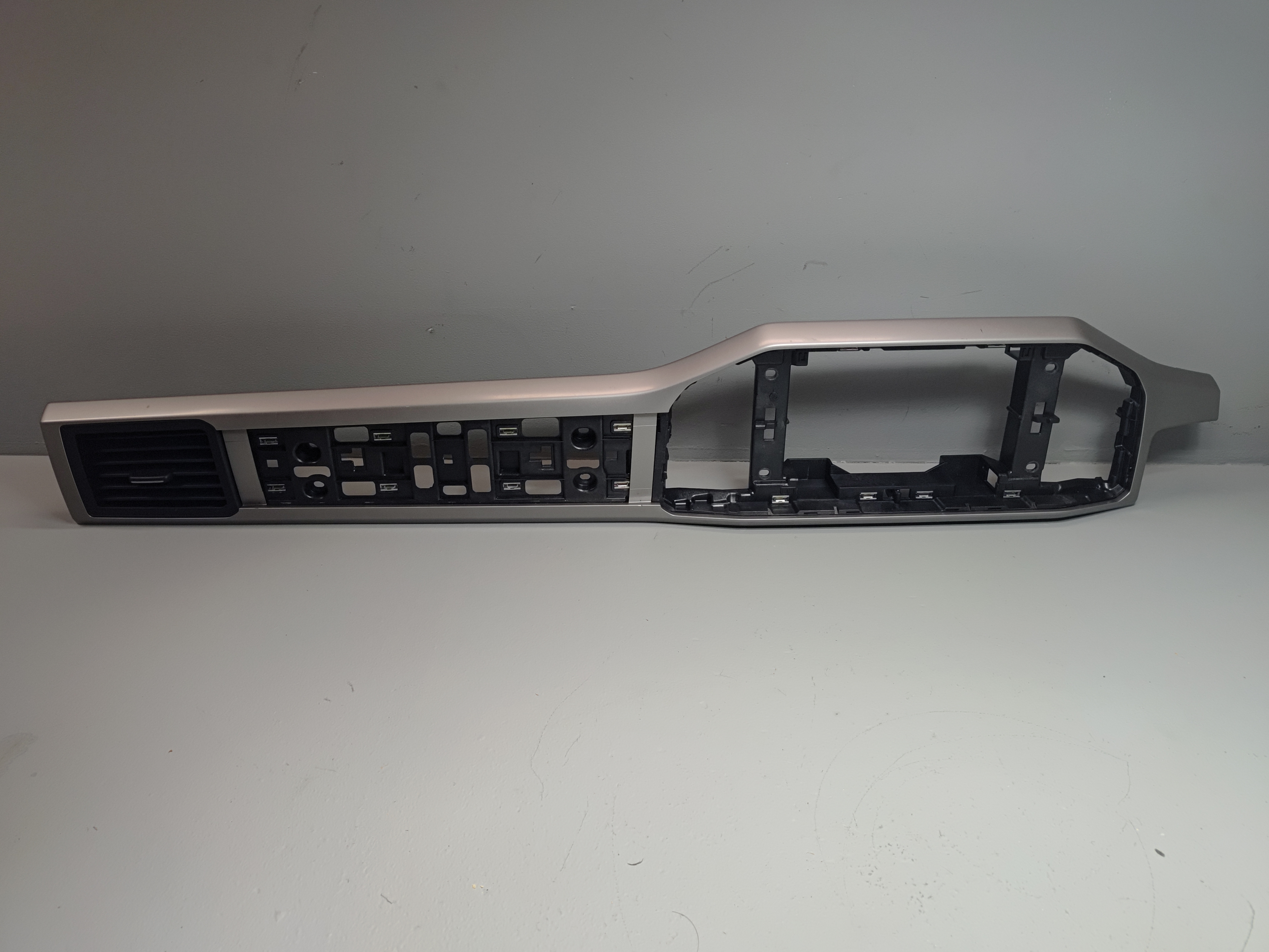 2019-2023 VOLKSWAGEN ATLAS DASH PASSENGER RIGHT SIDE MOLDING W/ AIR GRILLE OEM