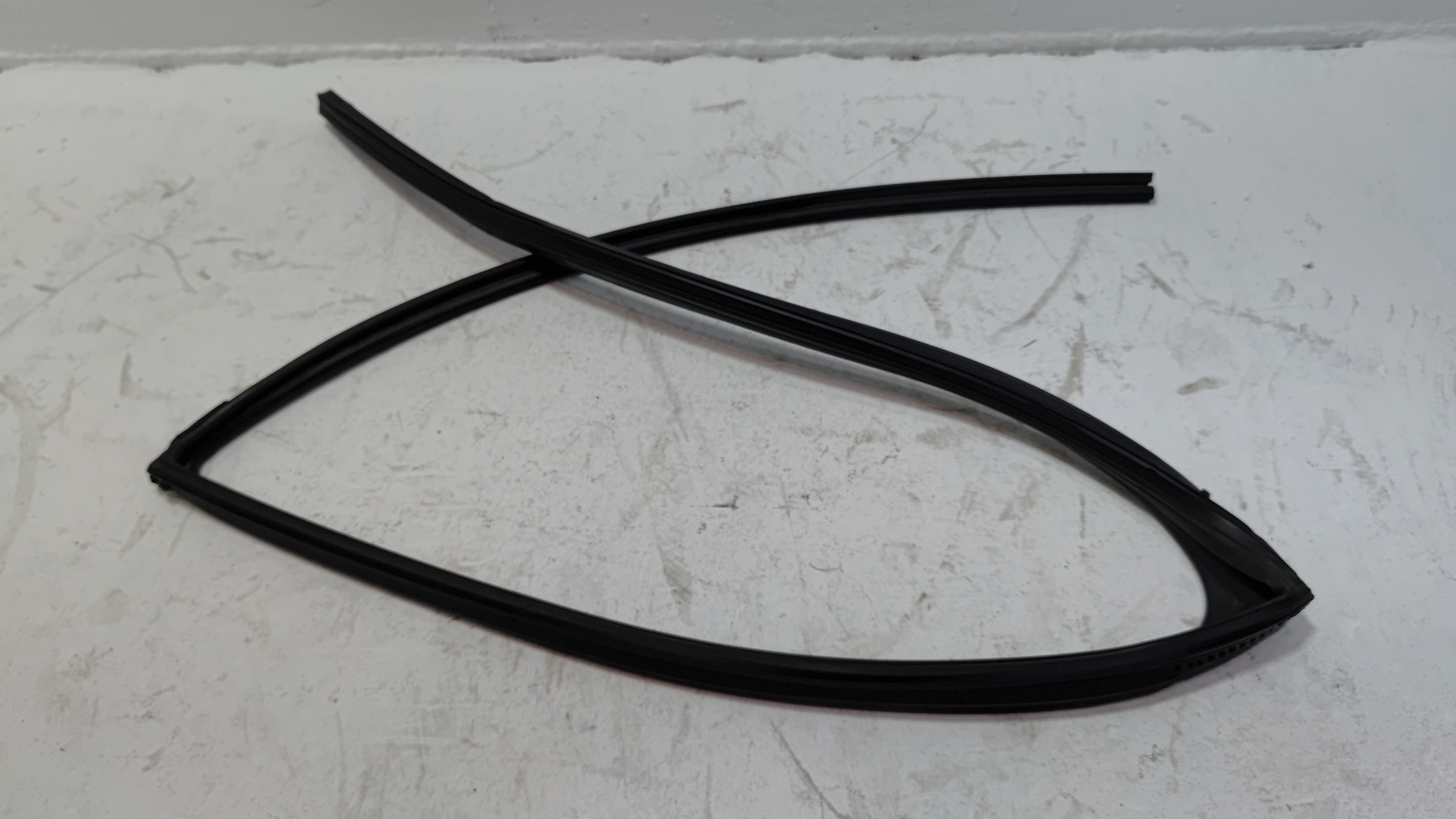 2019-2020 TOYOTA RAV4 REAR DRIVER SIDE DOOR WINDOW GLASS RUN CHANNEL SEAL OEM