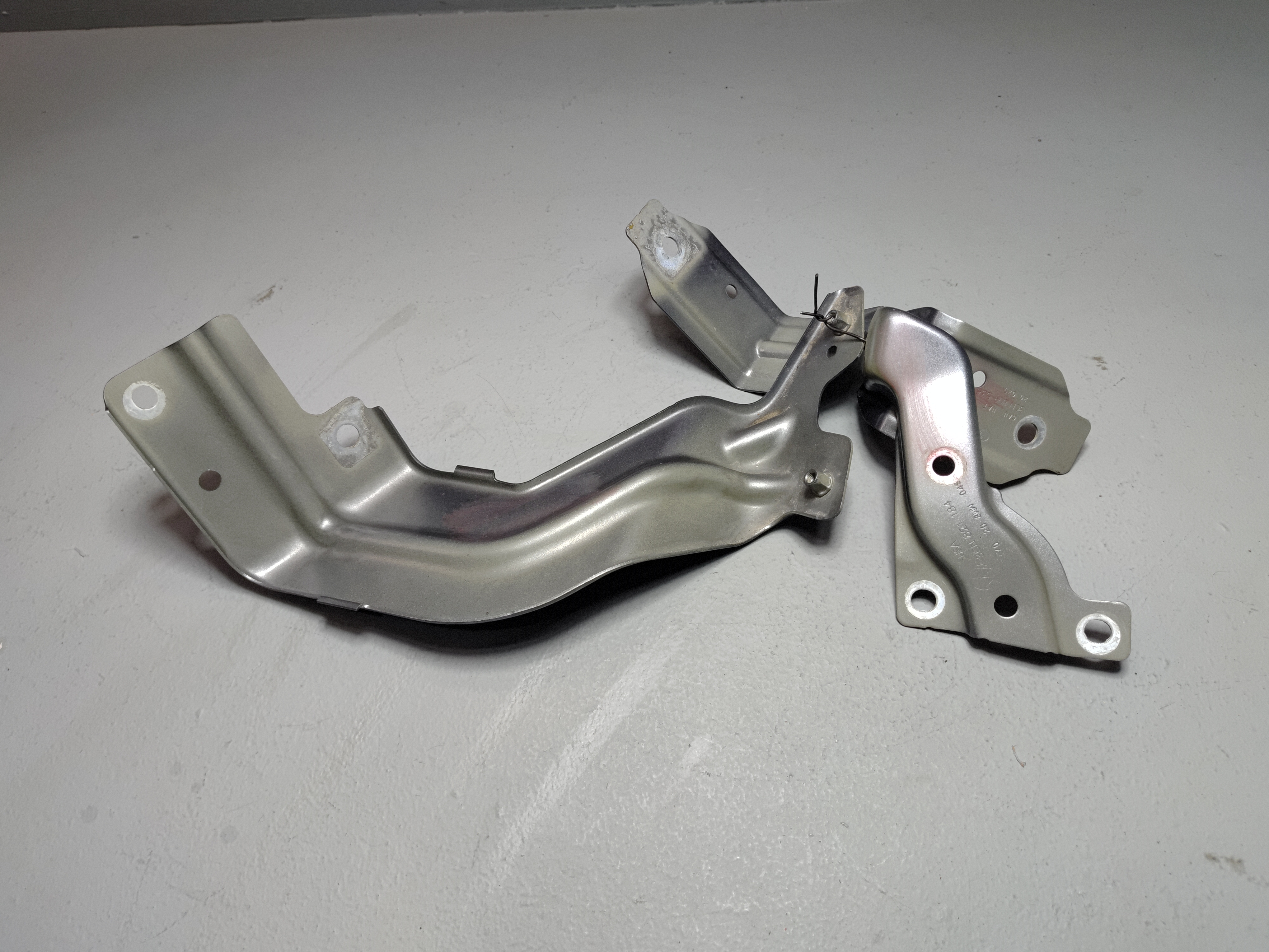 2018-2025 Volkswagen Atlas Front Right Passenger Fender Mount Bracket Set OEM