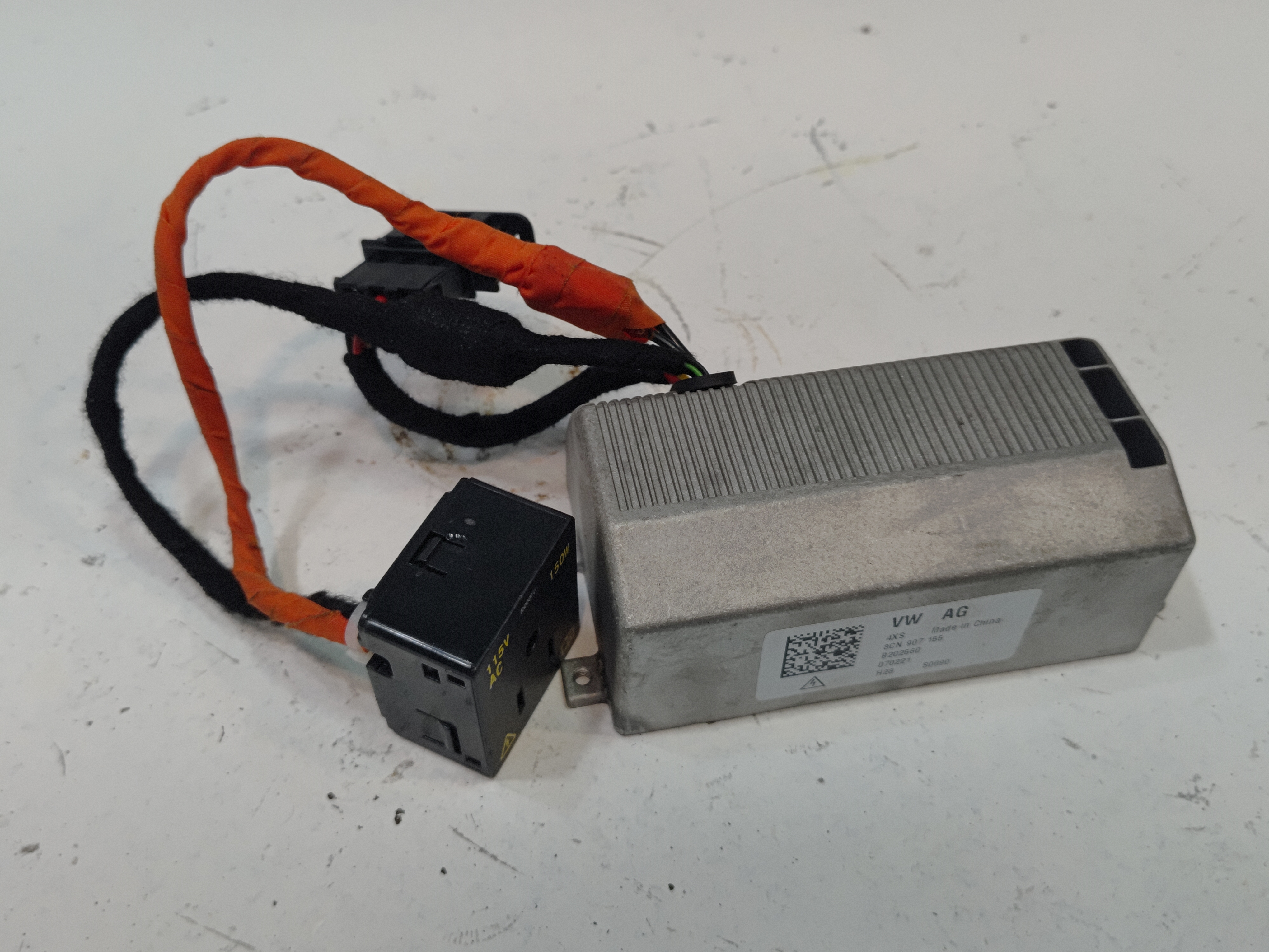 2018-2023 VOLKSWAGEN ATLAS CENTER CONSOLE POWER INVERTER CONVERTER OEM