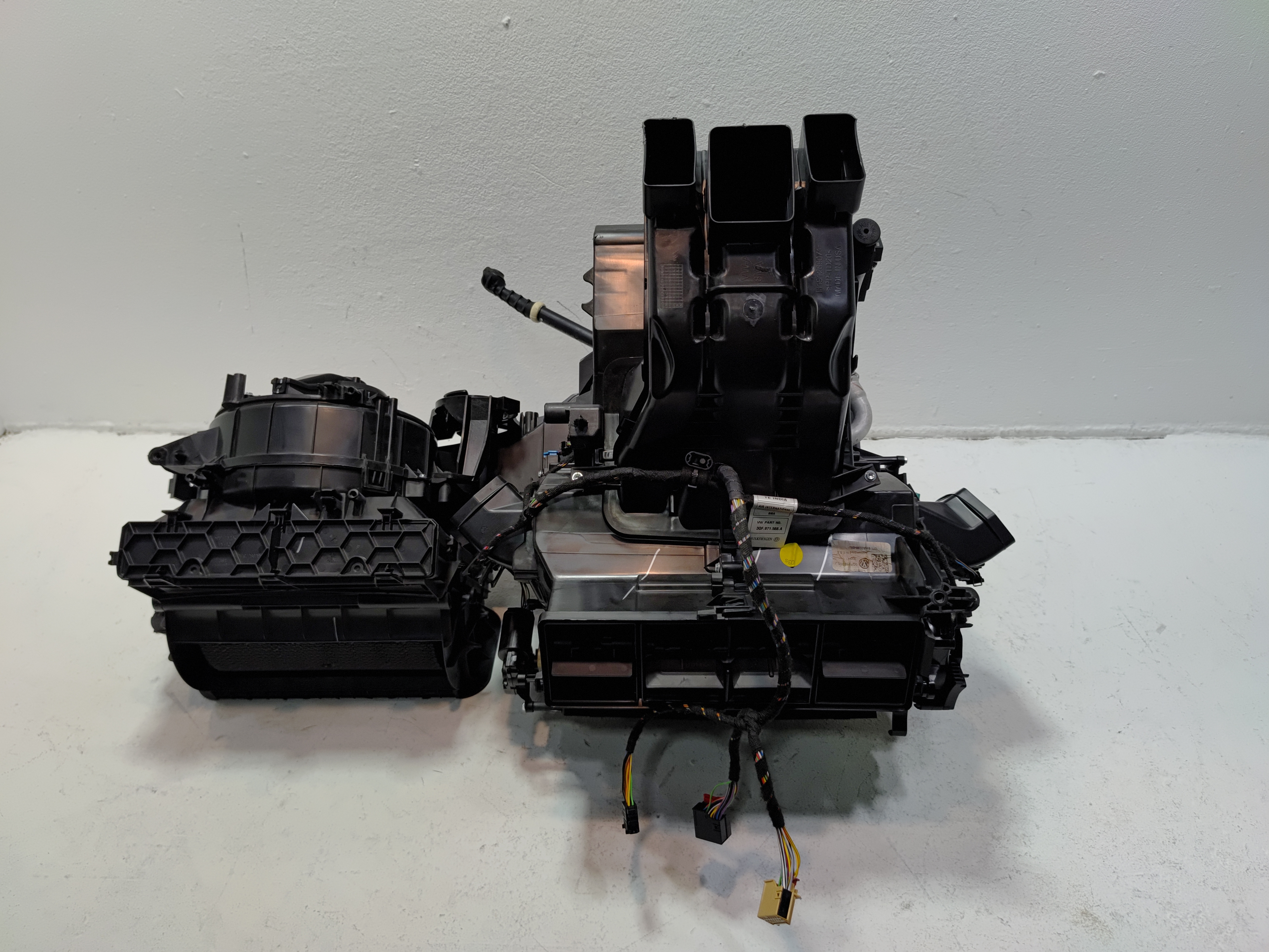 2018-23 Volkswagen Atlas SE Front HVAC AC Climate Heater Blower Housing Box OEM