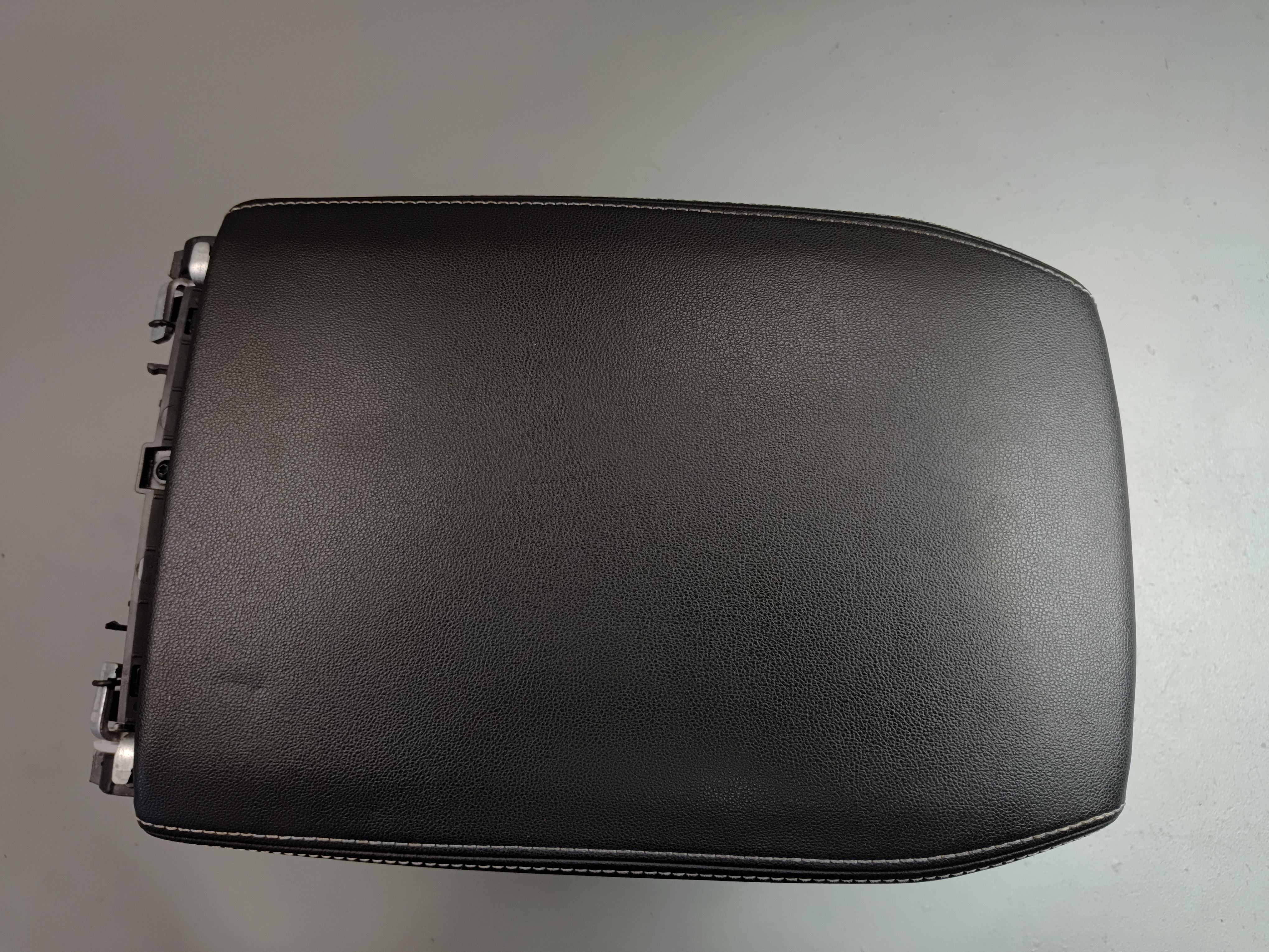 2021-2023 VOLKSWAGEN ATLAS CONSOLE STORAGE COMPARTMENT TRAY BOX ARMREST OEM