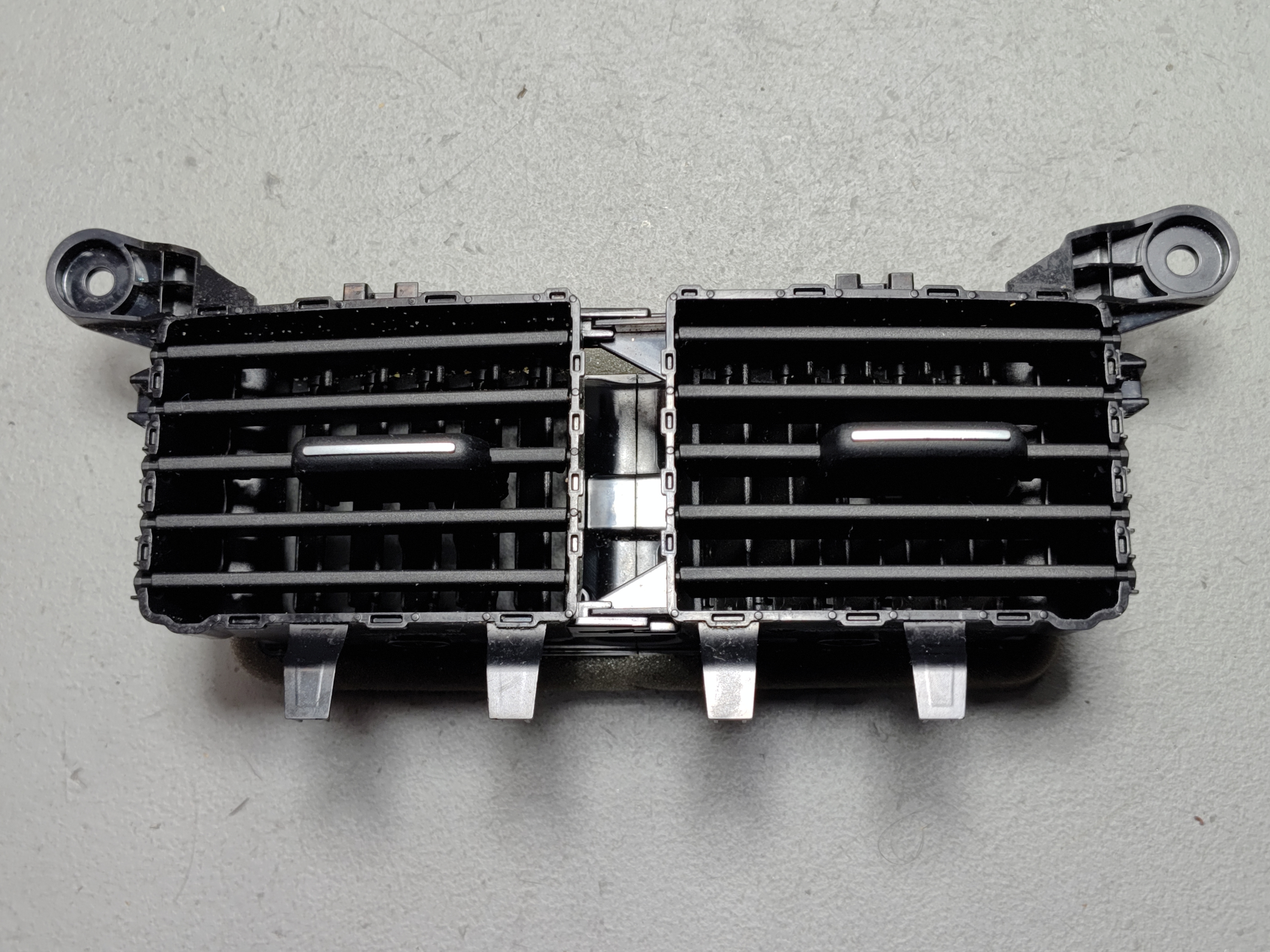 2018-2023 VOLKSWAGEN ATLAS REAR CONSOLE AIR VENT AC GRILLE TRIM OEM