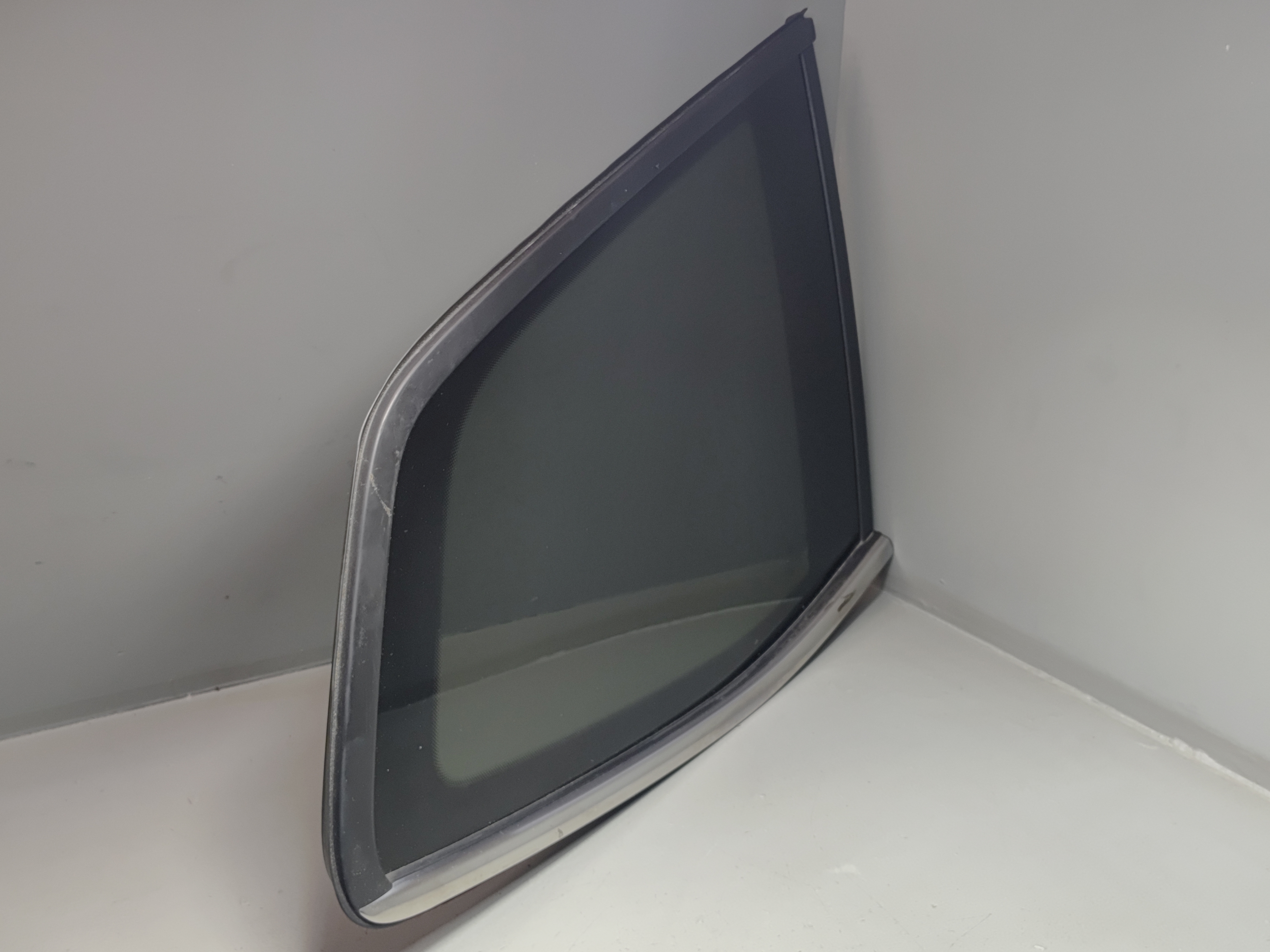 2018-2025 Volkswagen Atlas Rear Passenger Right Side Quarter Window Glass OEM