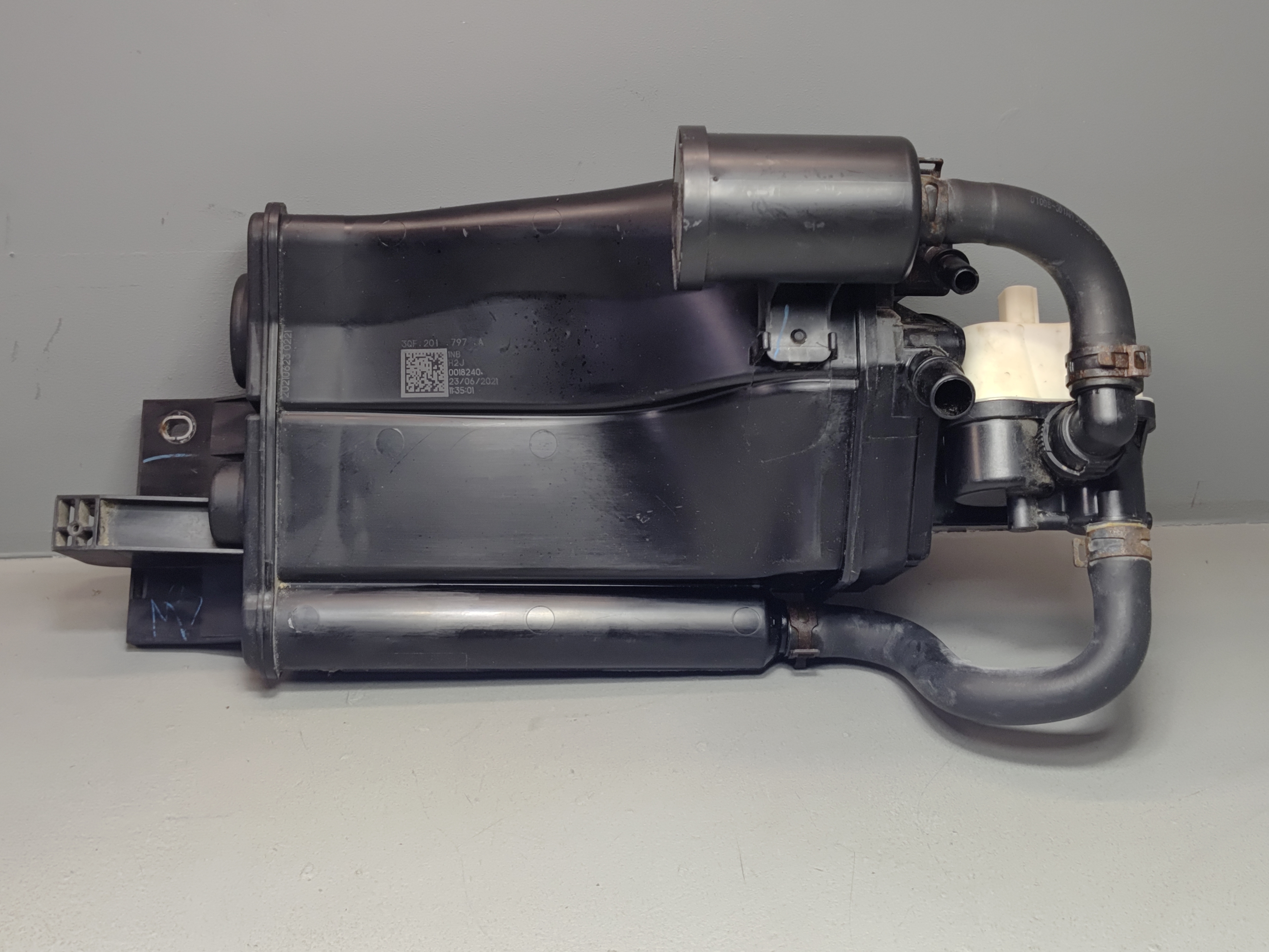 2018 - 2021 VOLKSWAGEN ATLAS CROSS SPORT FUEL EVAPORATOR VAPOR CANISTER OEM