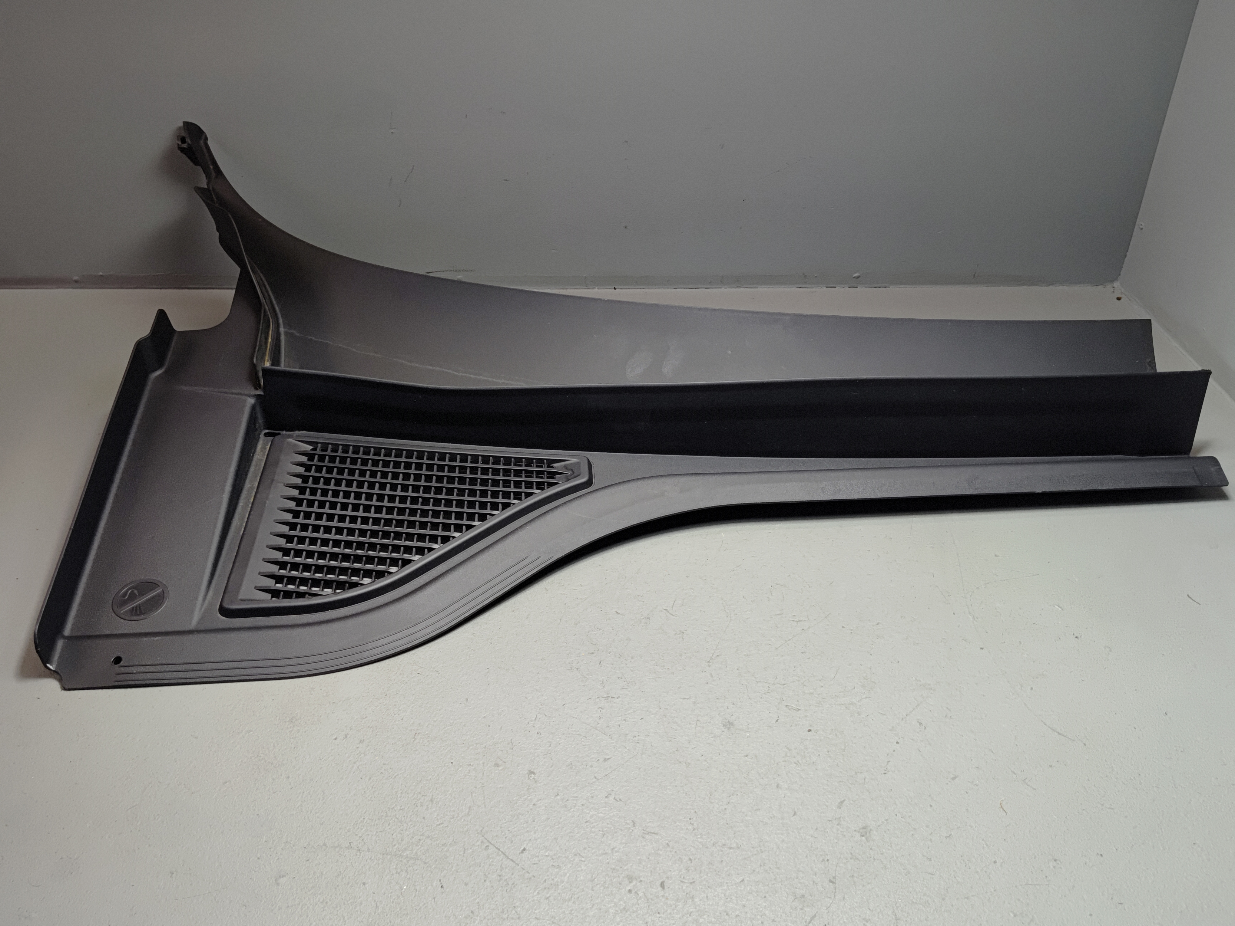 2020-2025 Volkswagen Atlas Front Right Passenger Side Cowl Grille Cover OEM