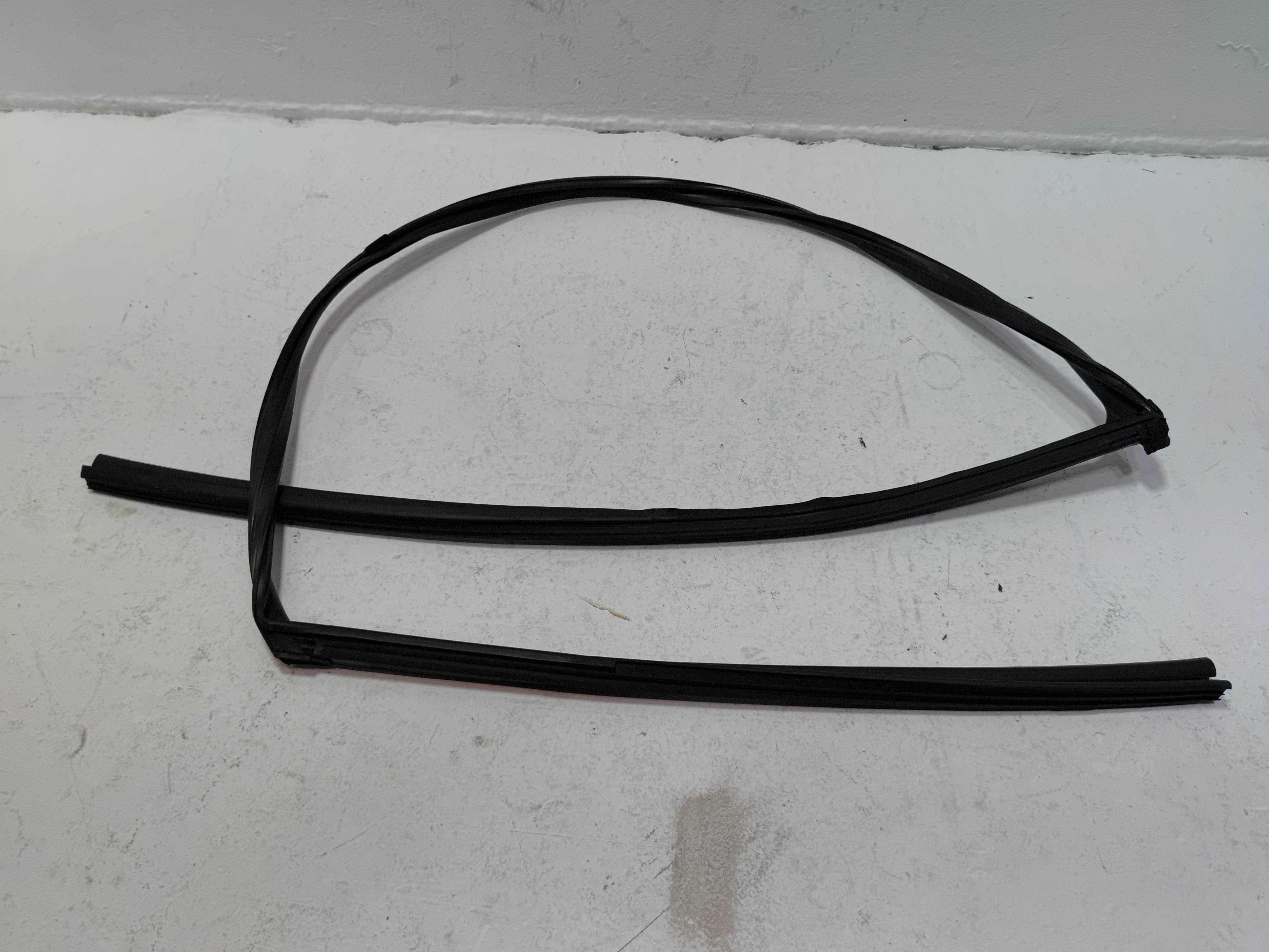 2016-2020 HONDA CIVIC COUPE FRONT DRIVER DOOR WINDOW GLASS RUN CHANNEL SEAL OEM