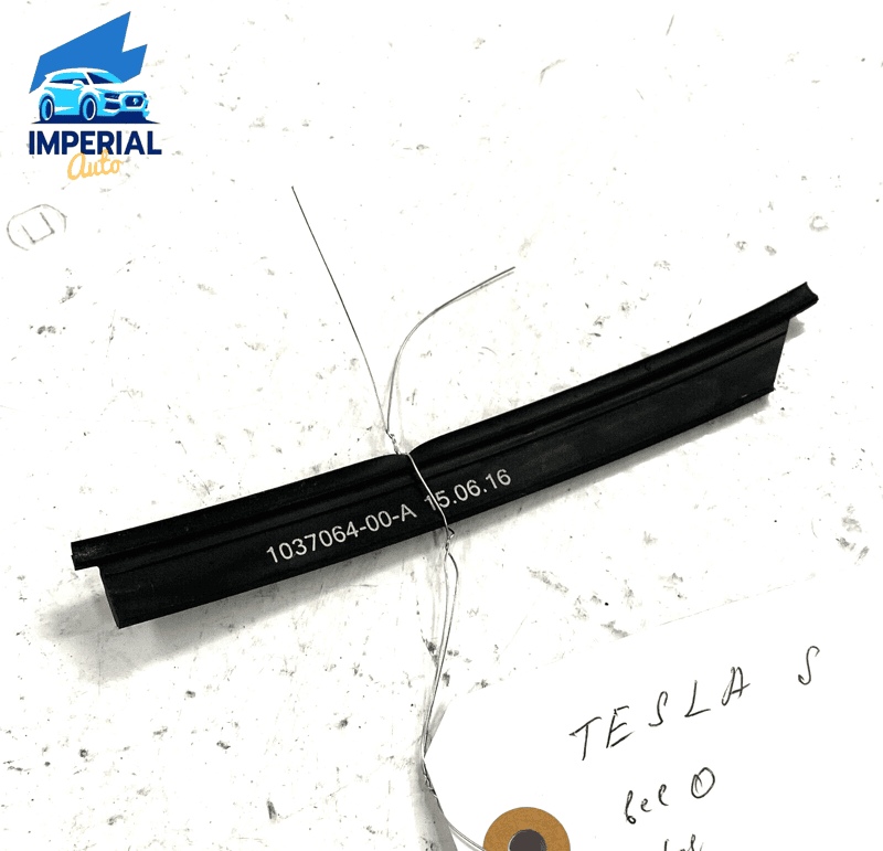 2012-16 TESLA MODEL S ROOF CENTER MOULDING RIGHT SEAL INSULATOR 1037064-00-